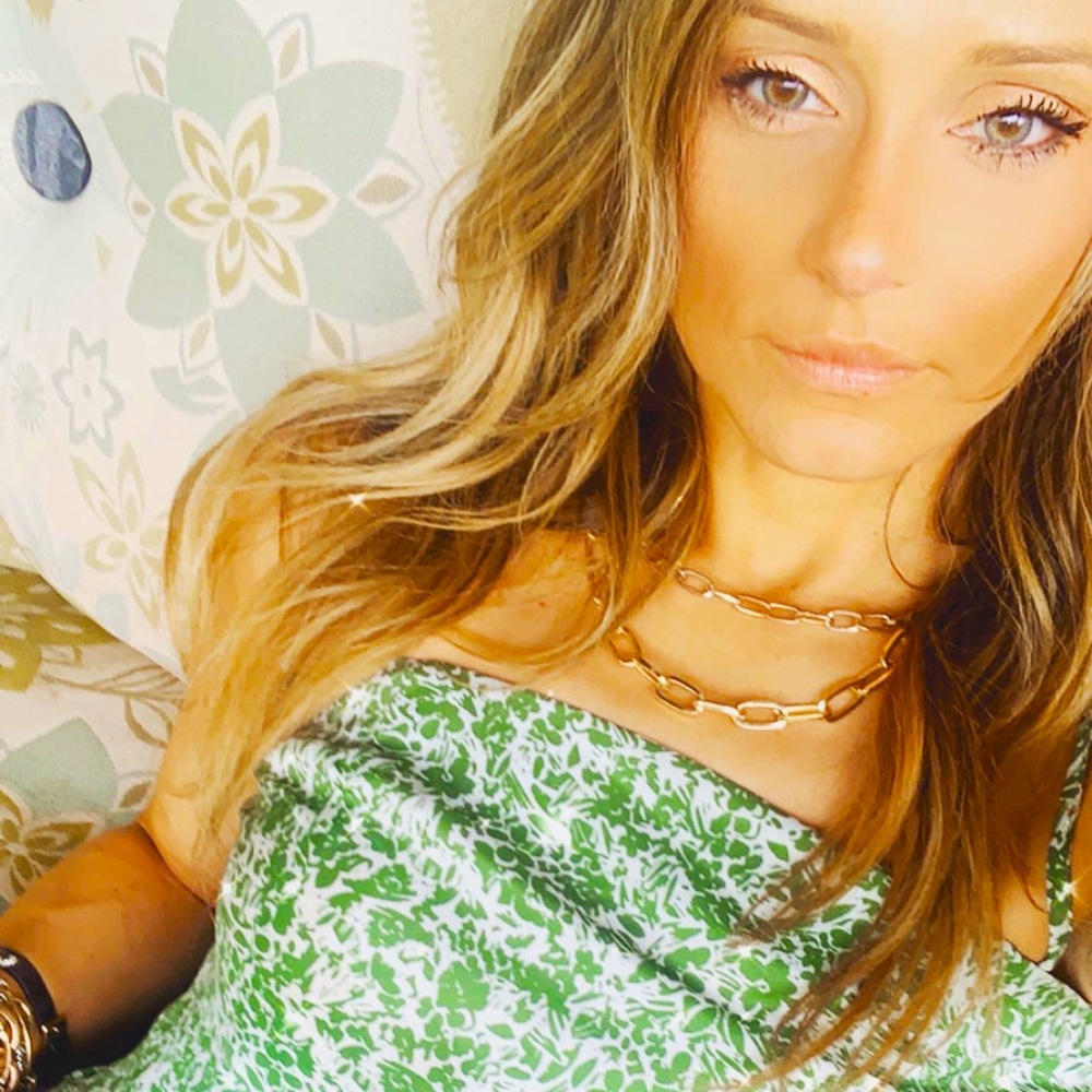 Hi! I’m Corinne,teacher/posher. I🖤pretty, nice things.It’s so nice to meet you.